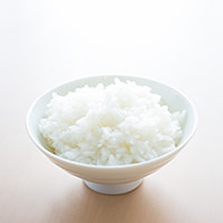 【日本一のお米】本日、桑折町３月定例会にて、令和二年一般会計予算の総括質疑を経て、予算が可決されました。私も賛成させていただきました。一般質問、所管別質疑、議案調査、総括質疑を通じて、来年度の桑折町が実り多き１年になるよう今後も責務を果たして参ります。朝、ロッカーを開けると、中にお米の袋が入っていました。農家をされている先輩議員さんからと気づき、お礼を伝えますと「就職祝いだ！」というシャレのきいたお言葉。桑折町議員としてお仕事をさせていただき早半年、よそ者の私にとって中々馴染めず悩むこともありました。そんな気持ちが吹き飛ぶ、とても嬉しい出来事でした。食べるのがもったいない大事なお米だな。