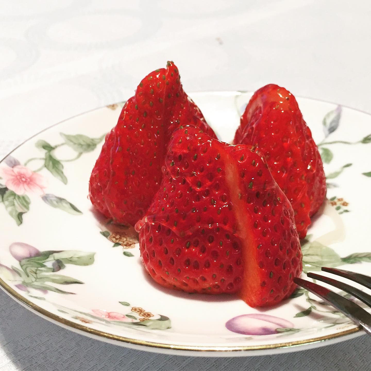 【いつもありがとう】今日も地産の美味しいイチゴをいただきます。私が議員であることをご存知でありながら、プライベートな買物時間を大切にしてくれるお店の方。お会計の後に「いつもありがとうね」という優しい言葉をかけていただけます。こちらこそ、いつもありがとうございます。